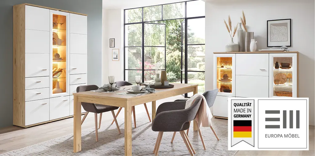Esszimmer-Set Europa-Möbel-Collection mit Tisch, Stühlen und beleuchteten Vitrinen.